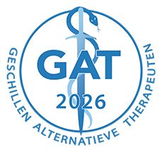 geschillen alternatieve therapeuten. Coach en therapeut. Logo van GAT 2025, met een caduceus en de tekst "Geschilden Alternatieve Therapeuten". Coach en therapeut.